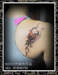 女人后肩背漂亮唯美的蝴蝶纹身图片