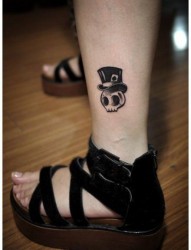女人腿部小巧时尚的小骷髅纹身图片