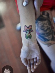 女人手腕时尚可爱的小猫咪纹身图片