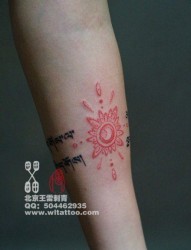 女人手臂小巧清晰的点刺图腾纹身图片