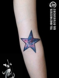 手臂精美流行的星空五角星纹身图片