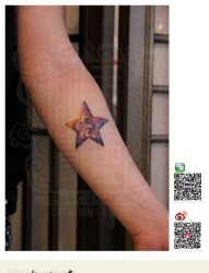 女人手臂漂亮小巧的星空五角星纹身图片