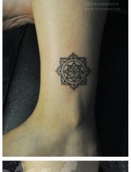 腿部一幅经典潮流的图腾花卉纹身图片