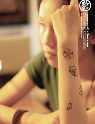 女人手臂时尚小巧的梅花纹身图片