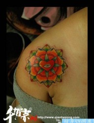 女人肩膀处小巧唯美的花卉纹身图片