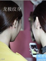 女人耳部潮流时尚的黑桃梅花纹身图片