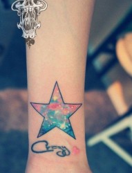 手臂漂亮精美的彩色星空五角星纹身图片