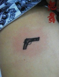 女人侧胸经典小巧的手枪纹身图片