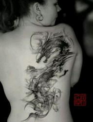女性肩背部抽象的龙纹身