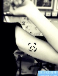 女人后背内侧可爱的小熊猫纹身图片