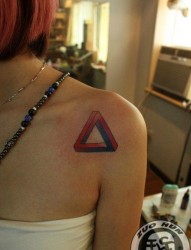 女人肩膀处小巧立体的三角纹身图片