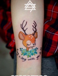 女人手臂可爱潮流的小鹿纹身图片
