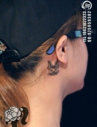 女人耳部小巧的小兔子纹身图片