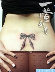 女人腰部小巧的黑白蝴蝶结纹身图片