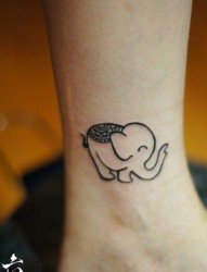 女人腿部小巧很可爱的小象纹身图片