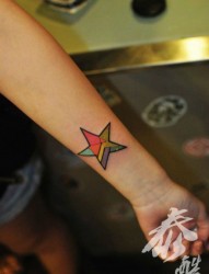 女人手臂小巧精美的彩色五角星纹身图片