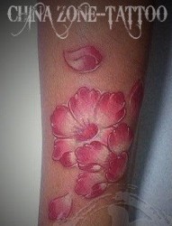 女人手臂漂亮小巧的桃花纹身图片