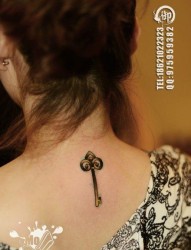 女人颈部小巧潮流的钥匙纹身图片