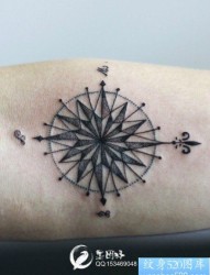手臂潮流经典的一幅指南针纹身图片