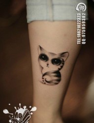 女孩子腿部可爱小巧的猫咪纹身图片