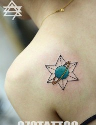 女人肩背小星球纹身图片