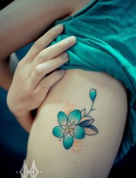女人侧胸好看精美的花卉纹身图片