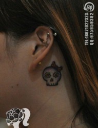 女人耳部小巧潮流的小骷髅纹身图片