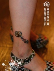 女人脚踝处小巧潮流的钥匙纹身图片