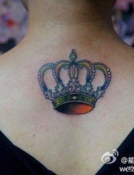 后背唯美潮流的一幅皇冠纹身图片
