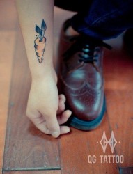 手腕一幅小萝卜纹身图片