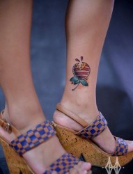 女人脚踝处小巧的棒棒糖食人花纹身图片