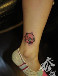 女孩子腿部一幅小巧可爱的骷髅纹身图片