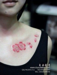 美女锁骨处小巧唯美的花卉纹身图片
