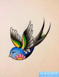 一幅小巧好看的彩色小燕子纹身图片