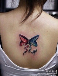 女人后背时尚小巧的蝴蝶结纹身图片