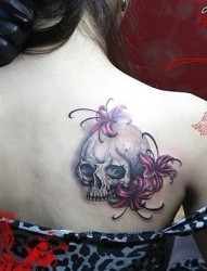 女士背部漂亮的立体骷髅花纹身图案
