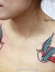 一幅潮流性感的燕子纹身图片