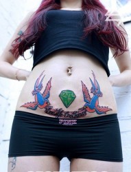 霸气妹子腹部一幅潮流燕子纹身图片