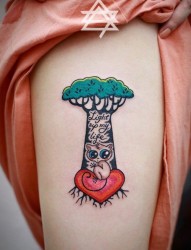大腿上一幅怪异树纹身图片