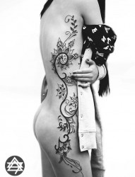 一幅超性感火爆的藤花纹身图片