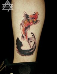 小腿上一幅个性潮流的水墨鱼纹身作品