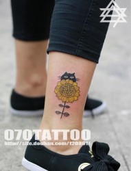 脚踝上一幅个性潮流的向日葵纹身图片