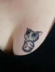 女性胸前猫刺青