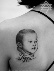 美女后背上一幅可爱宝宝肖像纹身图片