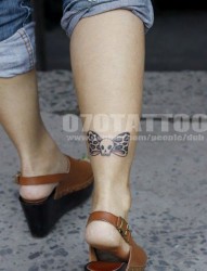 小腿上一幅潮流漂亮的蝴蝶结纹身图片