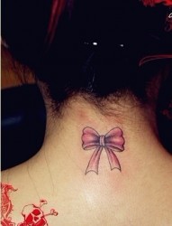 女孩子颈部一款小巧漂亮的蝴蝶结纹身