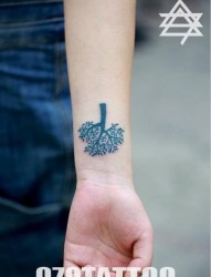 手腕上一幅精致的树纹身图片