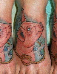 脚背上的彩色猪纹身