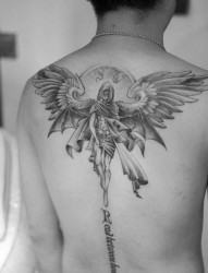 背部帅气的天使纹身