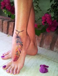 脚部漂亮的彩色羽毛纹身